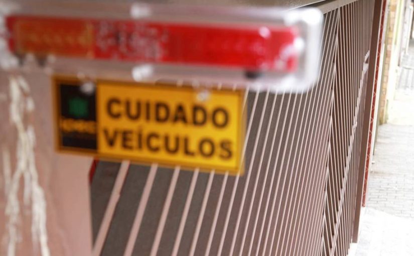 A importância da sinaleira para alertar o pedestre da saída ou entrada de veículos
